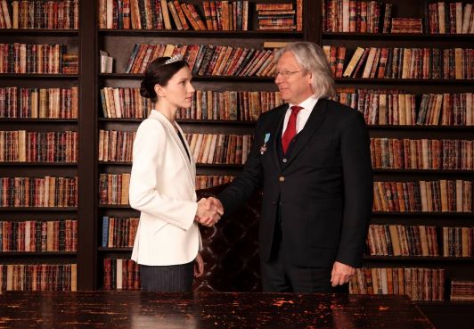 Queen Anna Makko Holds an Official Meeting with Minister of Health Otto Trampiter